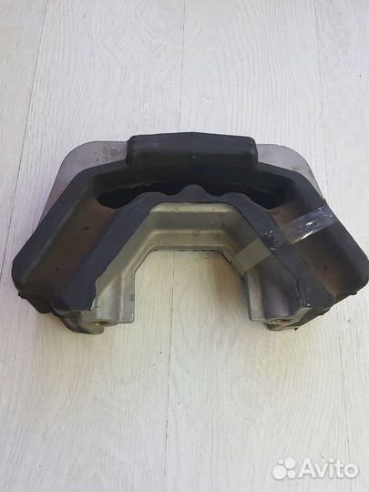 Кронштейн опоры кпп Scania 113/143 1.27003