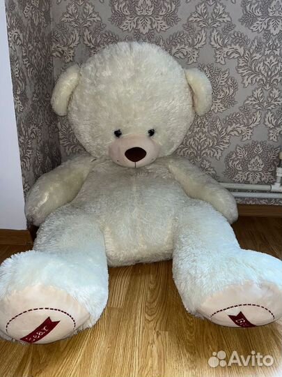 Большой плюшевый медведь