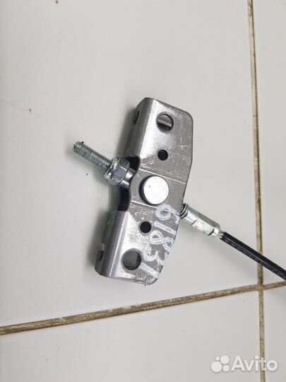 Трос стояночного тормоза центральный (Kia Seltos)