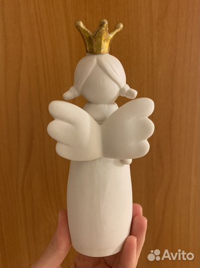 Различные статуэтки в виде ангелов