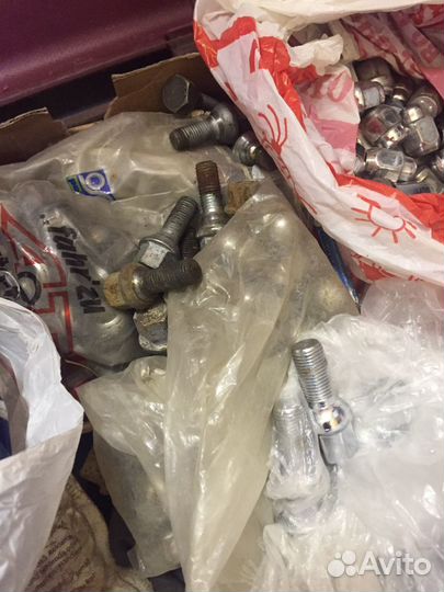 Болты и гайки колесные