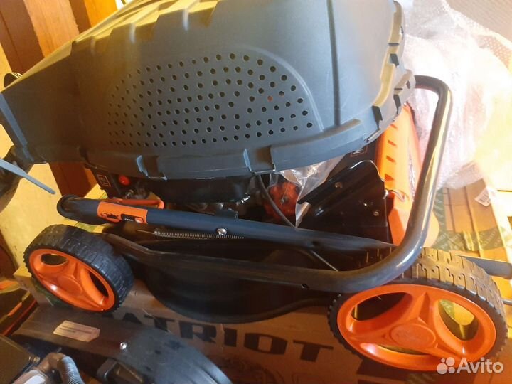 Газонокосилка бензиновая