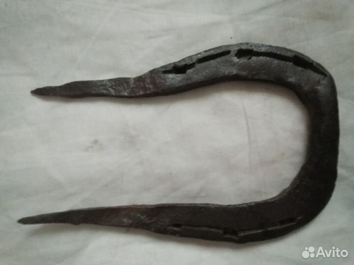 Лошадиная кованая подкова