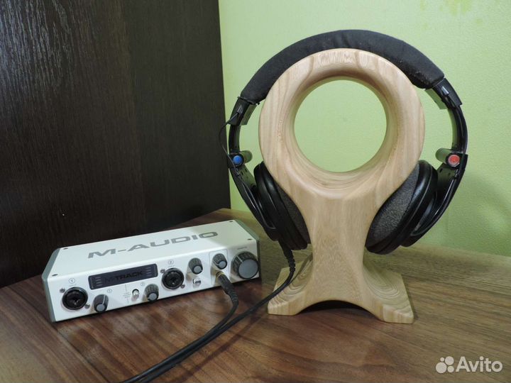 Подставка для наушников из дерева