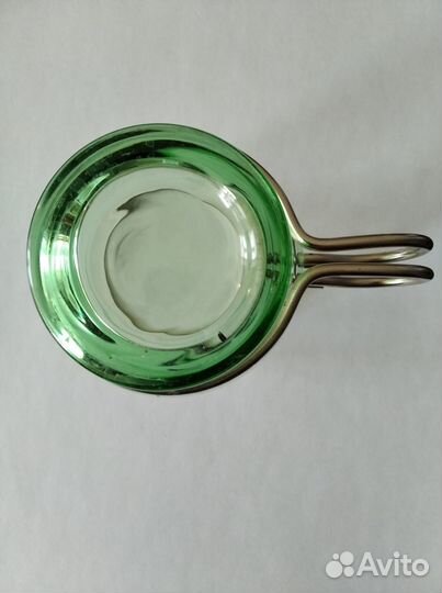 Стеклянный бокал из зеленого стекла