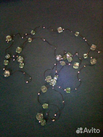 Бусы светло-зеленого цвета,длинные