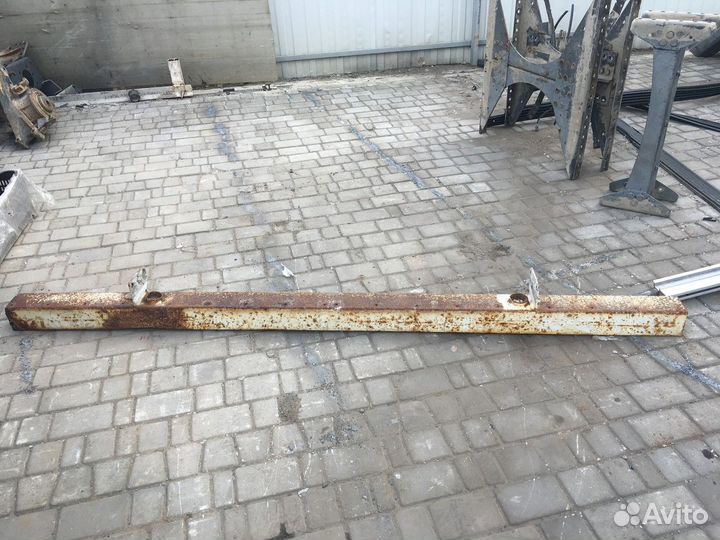 1020256 Брус противоподкатный с заглушками Шмитц