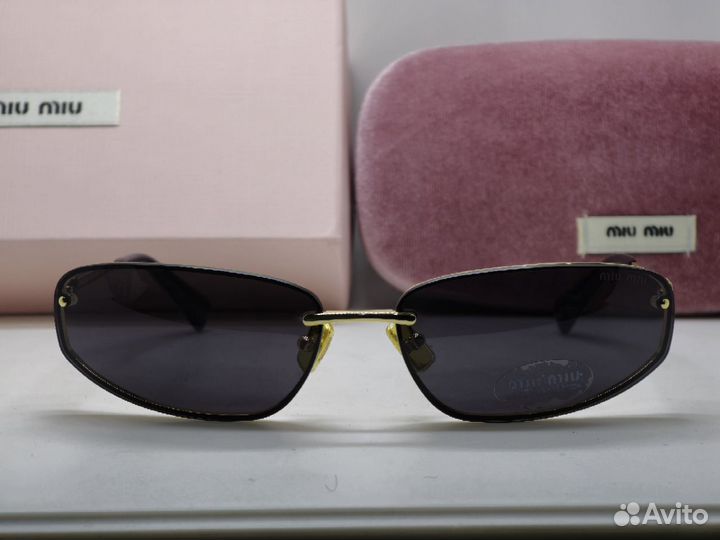 Стильные солнцезащитные очки Miu Miu