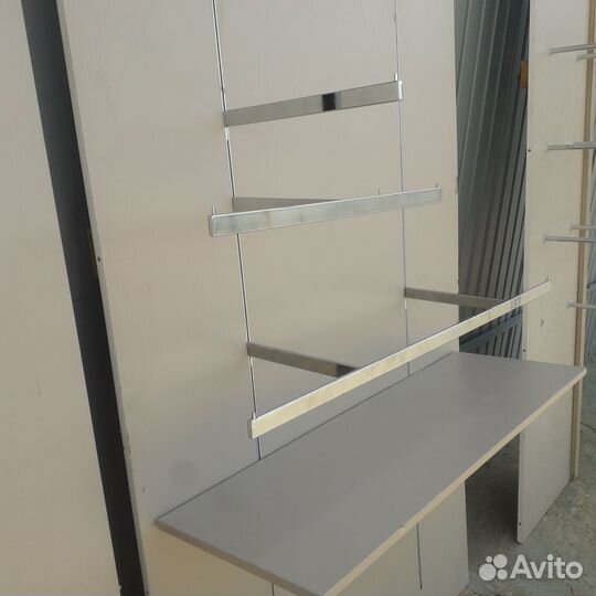 Стеллажи и полки для магазина одежды, манекены