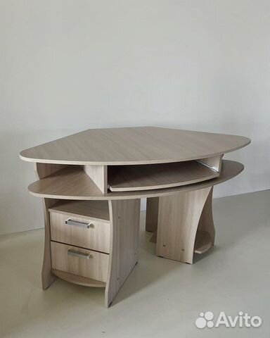 Комьютерные угловые столы, стелажи, полки для книг