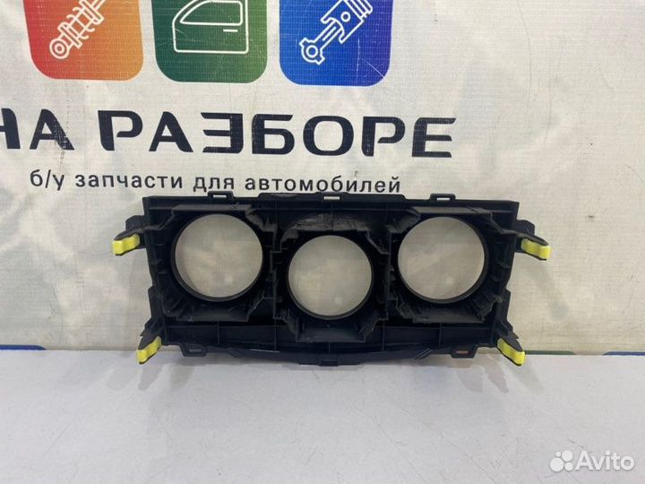 Накладка на центральную консоль (торпеды) Toyota