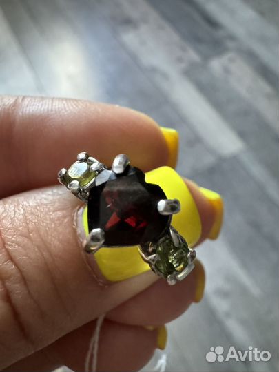 Серебряное кольцо с гранатом