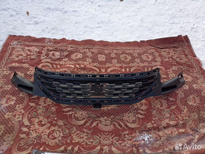 Решетка переднего бампера Пежо 408 Peugeot 408