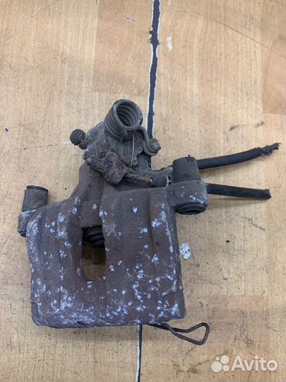 Суппорт задний правый Mazda 3 хетчбэк 5-ти дв