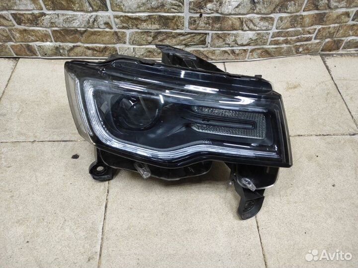 Фара правая Jeep Grand Cherokee