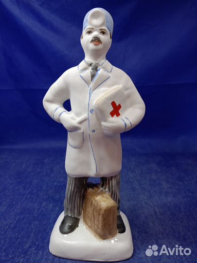Фарфор статуэтка большая врач Отолоринголог лор