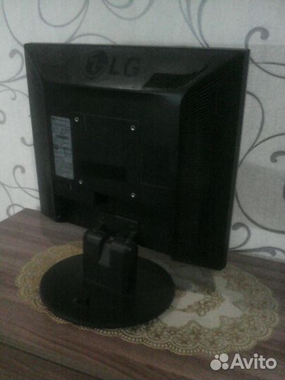 Монитор LG L1750SQ