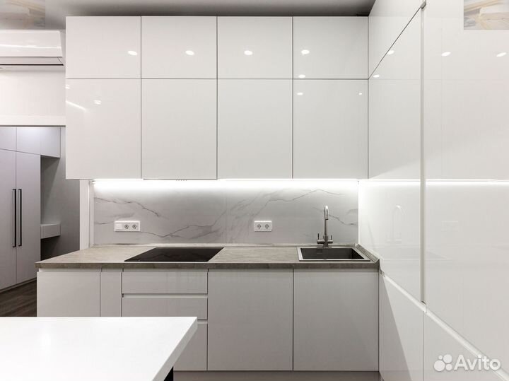 Кухня под потолок Белая угловая