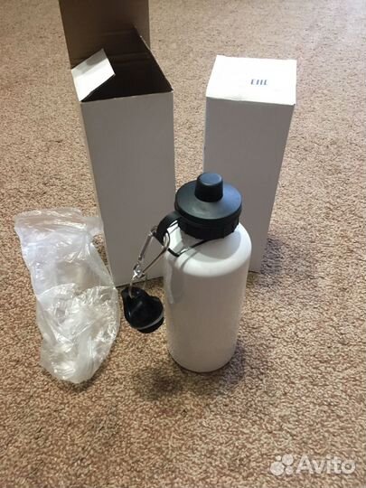 Спортивная бутылка с двойной крышкой и карабином