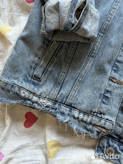 Джинсовая куртка с потёртостями