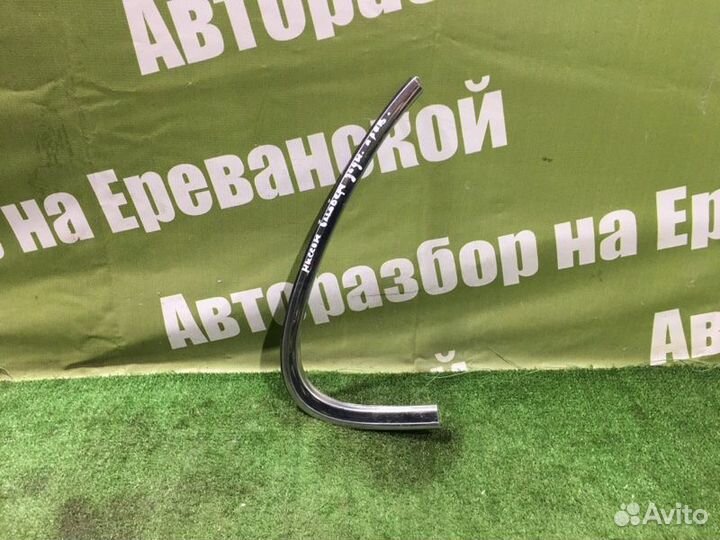 Молдинг стекла задний правый Nissan Bluebird U13