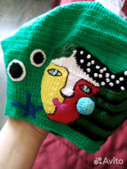 Продам вязаный берет с бижутерией