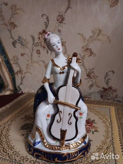 Статуэтка дама фарфор