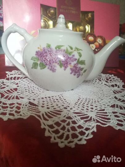 Заварочный чайник, чайная пара, блюдца, тарелки