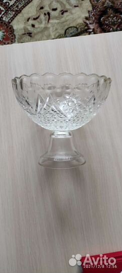 Ваза для фруктов на ножке