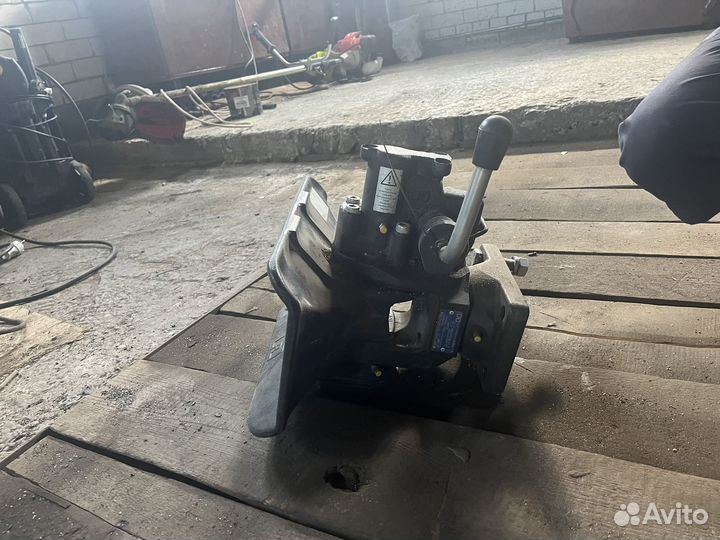 Тягово-сцепное устройство