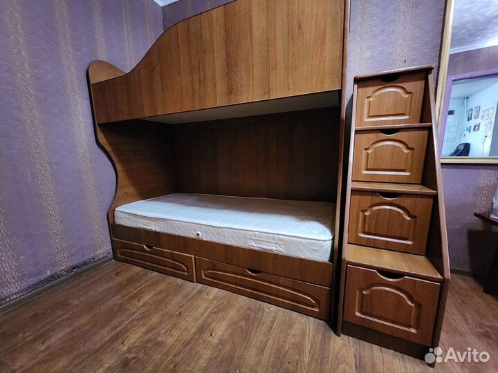 Двухярусная кровать с матрасами