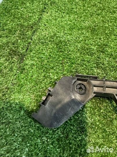 Крепление бампера заднее правое Toyota Prius ZVW50