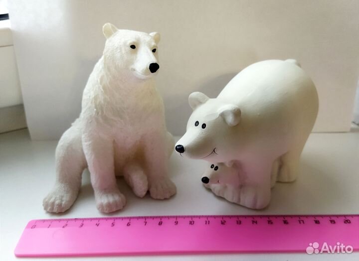 Фигурки белых медведей