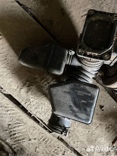 Патрубок воздушного фильтра Mitsubishi Pajero 3