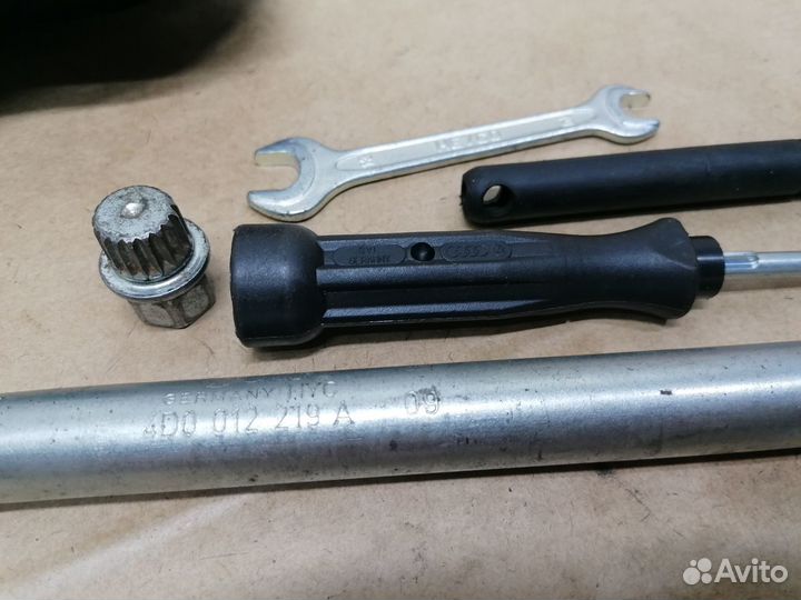 Знак аварийной остановки Volkswagen Passat B5