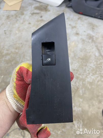 Кнопка стеклоподъемника Opel Astra J