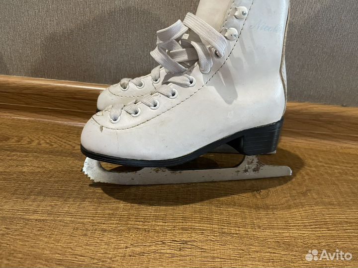 Коньки фигурные р.29
