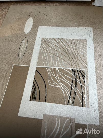 Ковер бежевый модный и желтый