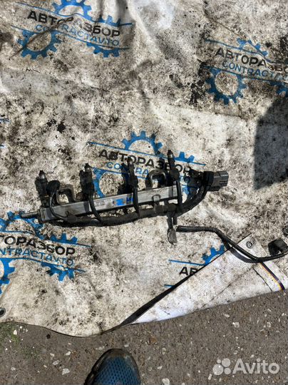 Топливная рампа с форсунками mazda 6 GG L8