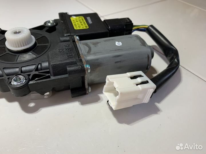 Мотор стеклоподъемника правый Nissan Almera 06-12