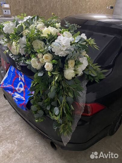 Композиция из искусственных цветов для декора