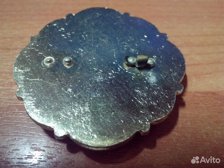 Брошь с камнем