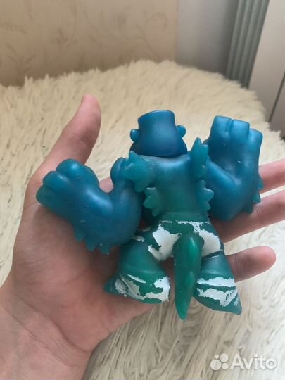 Он очень сильно тянется внутри него орбизы