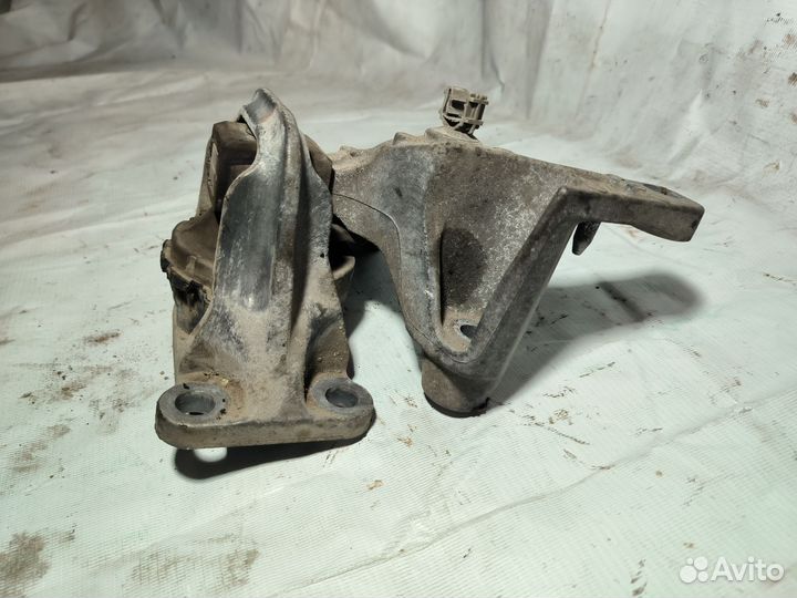 Передняя подушка двигателя K4M Renault Megane 3