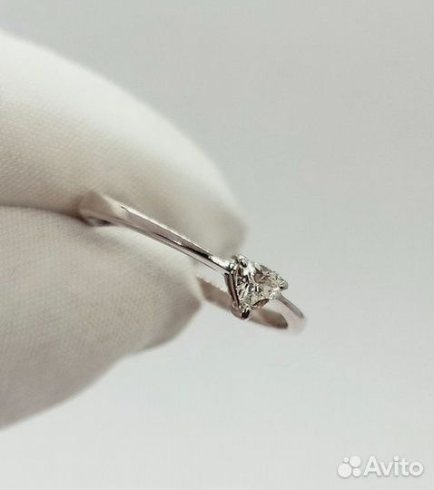 Золотое кольцо с бриллиантом 17,5р