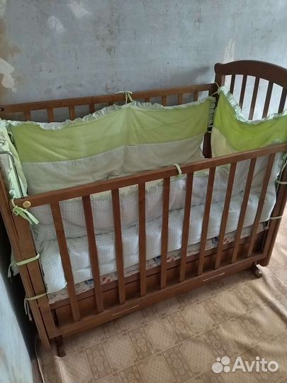 Детская кроватка с маятником