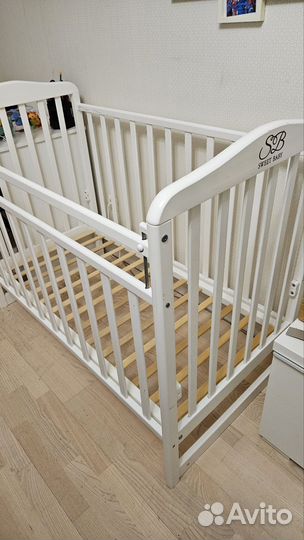 Детская кроватка с маятником