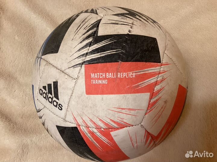 Футбольный мяч adidas