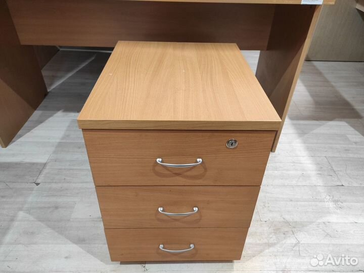 Тумба подкатная, 3 ящика б/у сп мебель 09140
