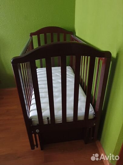 Детская кроватка с маятником и ящиком